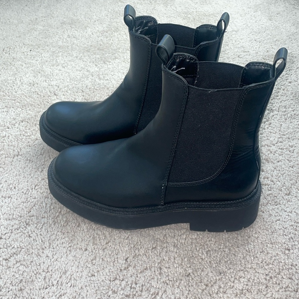 Women’s Black Chelsea Boots🥾